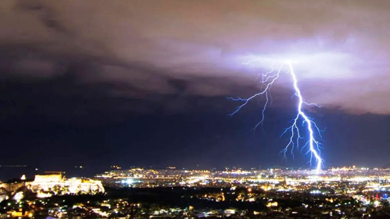 Πλησιάζουν καταιγίδες με 80 τόνους νερό ανά στρέμμα -Πότε χτυπά την Αττική η κακοκαιρία