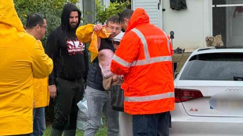 Κακοκαιρία Byron: Θεαματική διάσωση μητέρας και βρέφους στη πλημμυρισμένη Μάνδρα