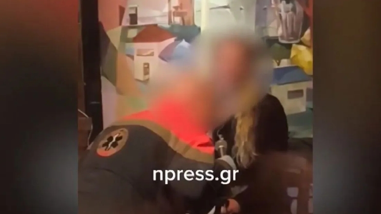 Ίλιον: Απίστευτο περιστατικό σε νυχτερινό κέντρο – Διασώστης πήρε το μικρόφωνο να τραγουδήσει ενώ γυναίκα ήταν λιπόθυμη στο πάτωμα