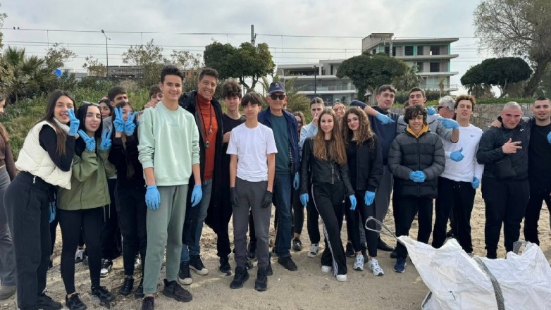 Μήνας εθελοντισμού στις παραλίες του Αλίμου με πρωταγωνιστές τους μαθητές