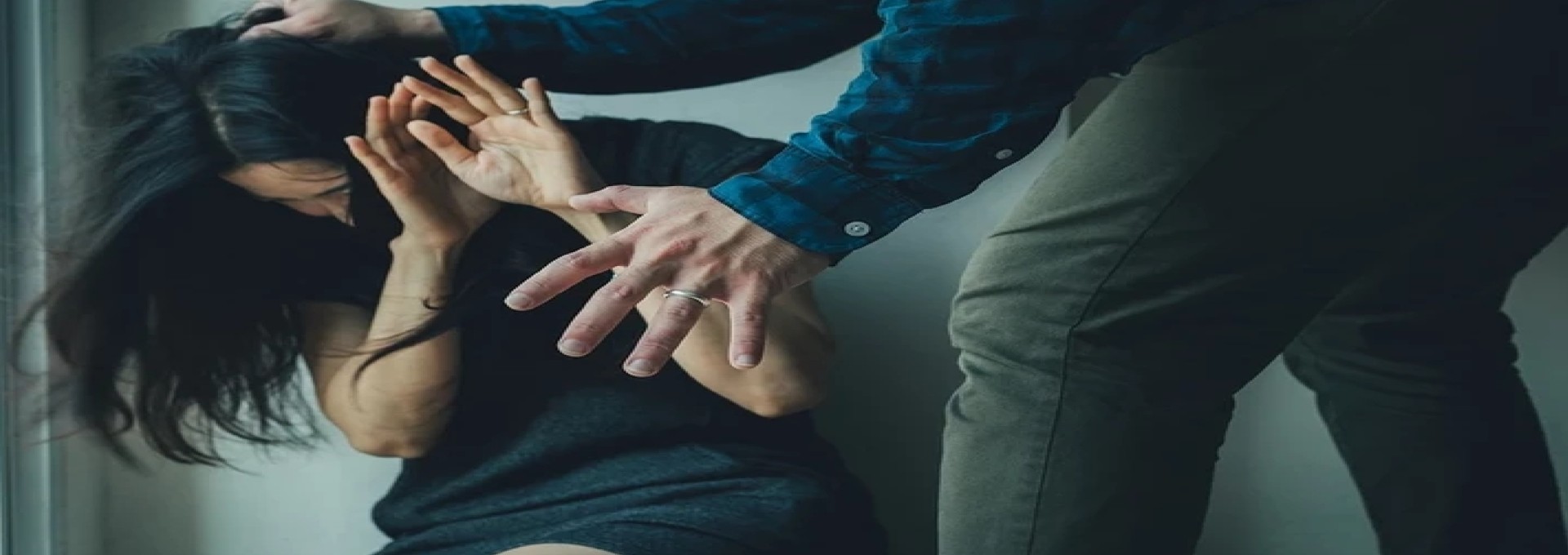 Παγκράτι: «Την άρπαξε από τον λαιμό και τη χτυπούσε στο καπό» – Σοκάρουν οι μαρτυρίες από την επίθεση στην 22χρονη