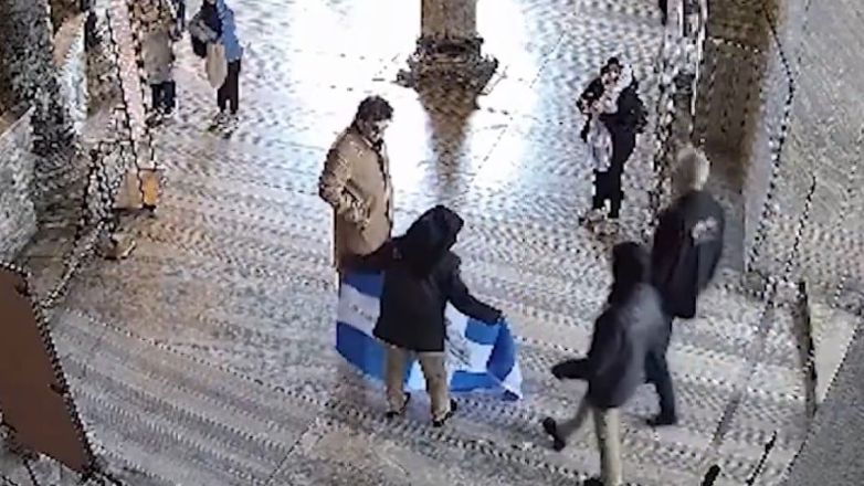 Τουρκία: Σύλληψη δύο Ελλήνων που ξεδίπλωσαν την ελληνική σημαία μέσα στην Αγιά Σοφιά