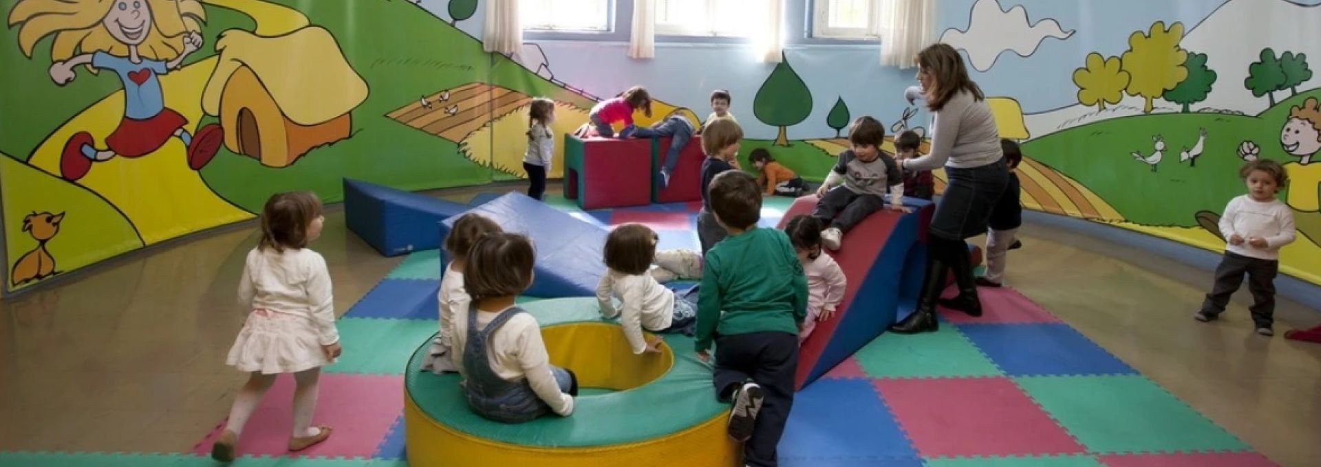 Καταγγελία: Ο δήμος Αργυρούπολης αφήνει στο δρόμο μαθητές νηπιαγωγείου
