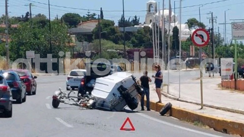 Σκάφος έπεσε από τρέιλερ στη μέση της παραλιακής στην Αγία Μαρίνα Κορωπίου